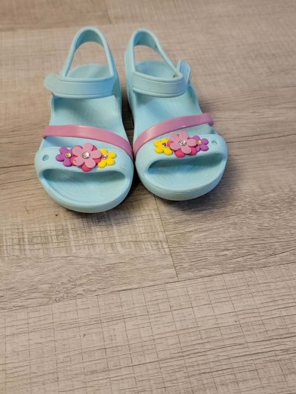 CROCS Light Blue Kids Sandals with Pink Strap and Floral Charms Sz 10C